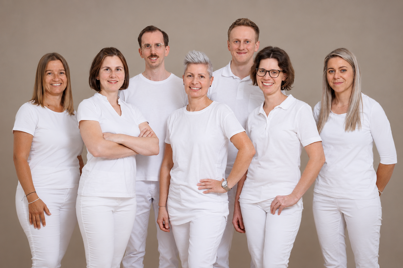Die Radiologietechnolog*innen des Diagnosezentrums stehen in weißer Berufskleidung nebeneinander